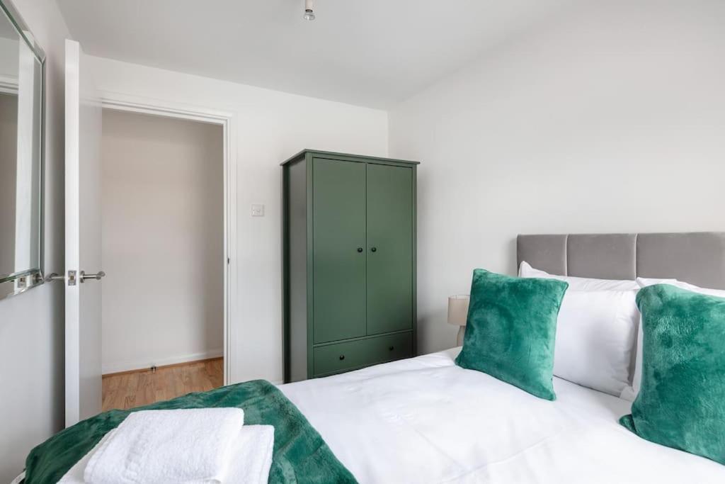 Bright N' Charming Air Conditioned Two Bed In Heart Of Apartment London