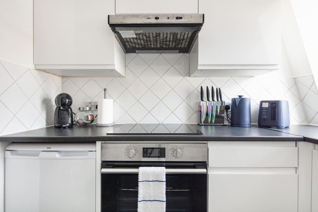 Apartment Bright N' Charming Air Conditioned Two Bed In Heart Of *