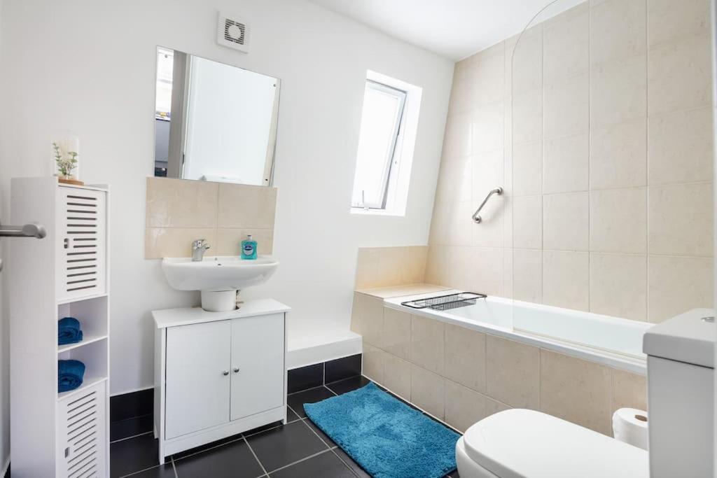 Bright N' Charming Air Conditioned Two Bed In Heart Of London