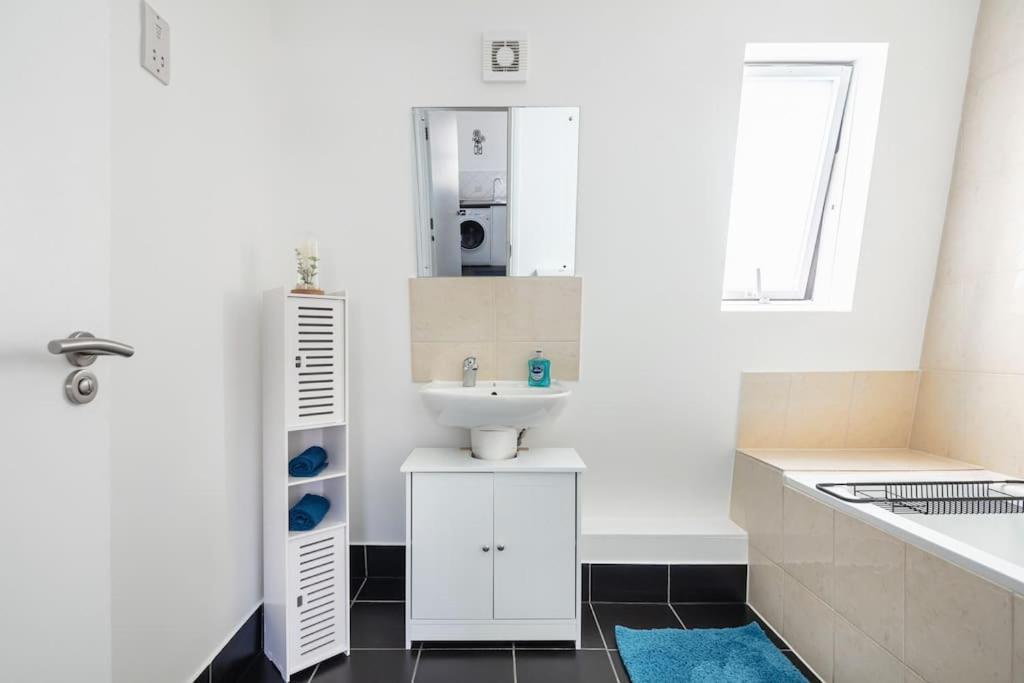 Bright N' Charming Air Conditioned Two Bed In Heart Of London