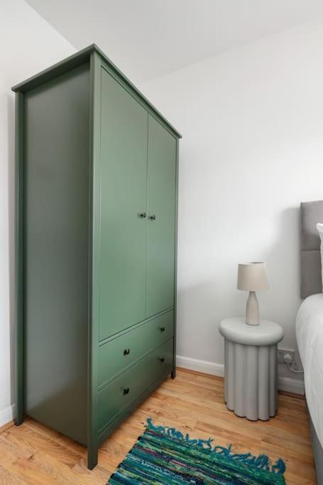 Bright N' Charming Air Conditioned Two Bed In Heart Of