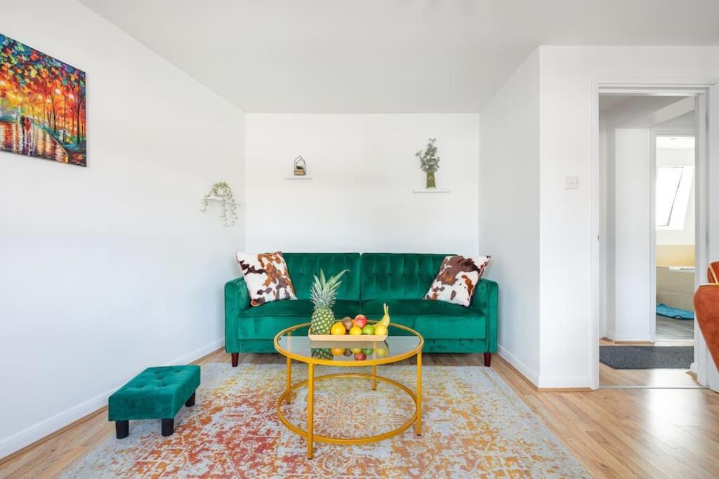 Bright N' Charming Air Conditioned Two Bed In Heart Of Apartment