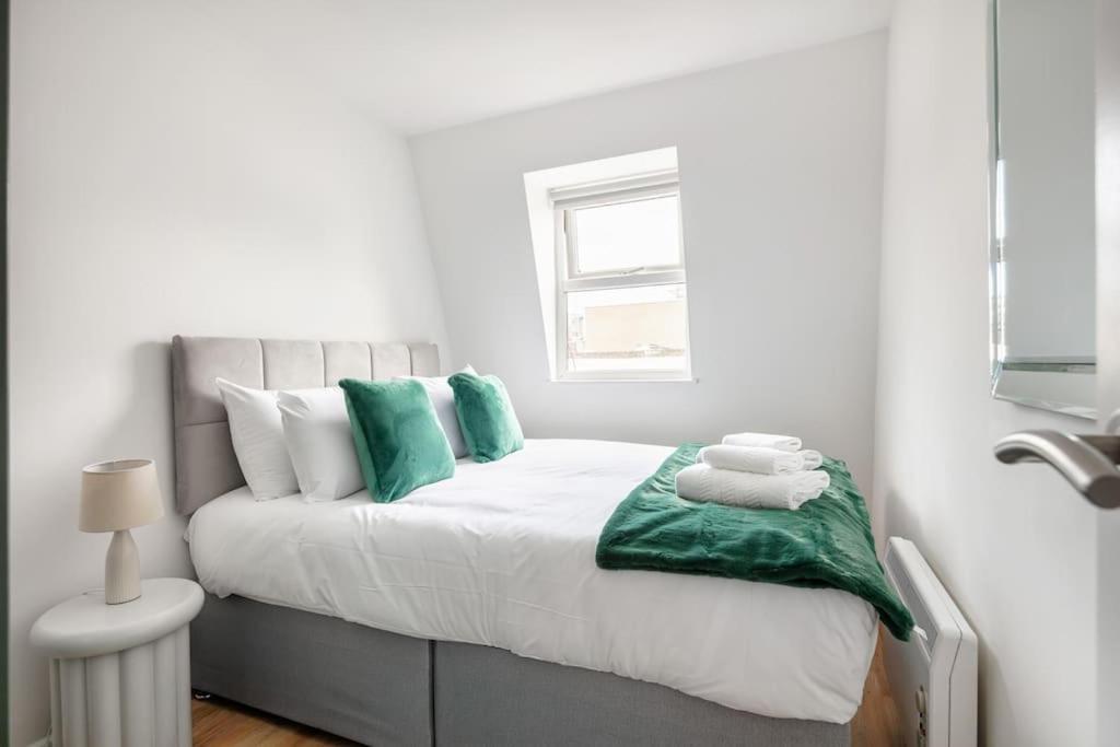 Bright N' Charming Air Conditioned Two Bed In Heart Of Apartment London