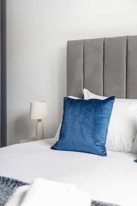 Bright N' Charming Air Conditioned Two Bed In Heart Of