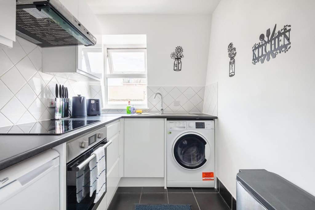 Bright N' Charming Air Conditioned Two Bed In Heart Of Apartment London