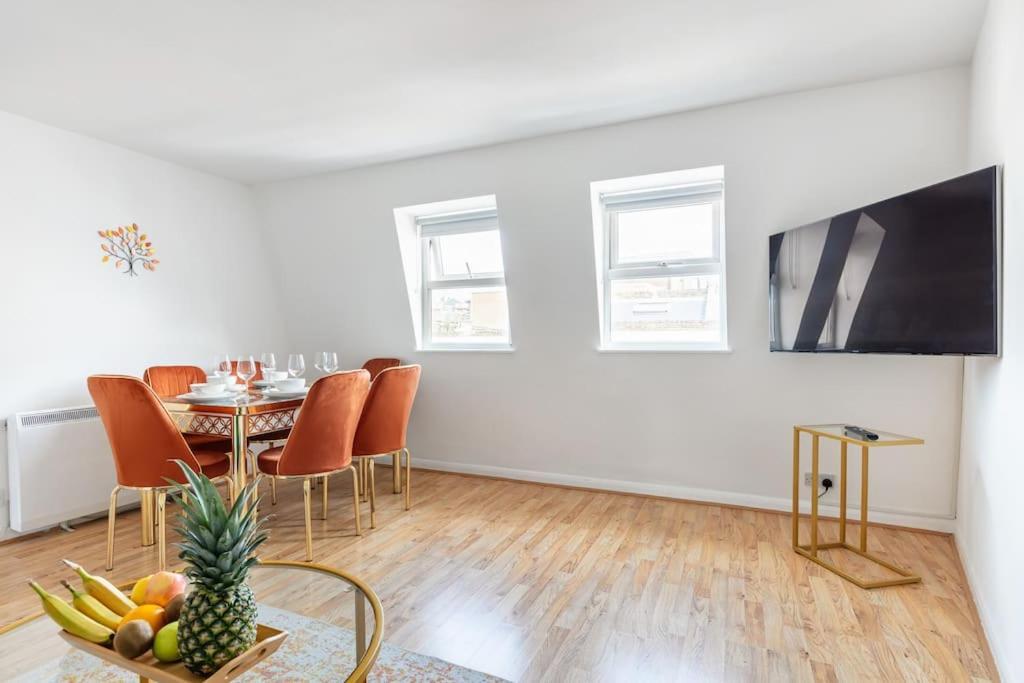 Bright N' Charming Air Conditioned Two Bed In Heart Of Apartment *