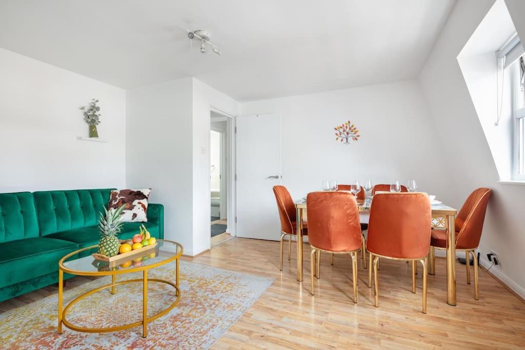 Bright N' Charming Air Conditioned Two Bed In Heart Of Apartment